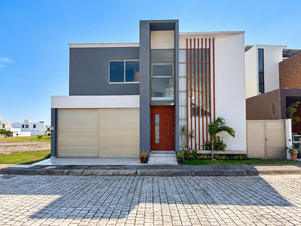 CASA EN EL NUEVO VERACRUZ  3 RECAMARAS,  JARDIN Y DE DOBLE ALTURA