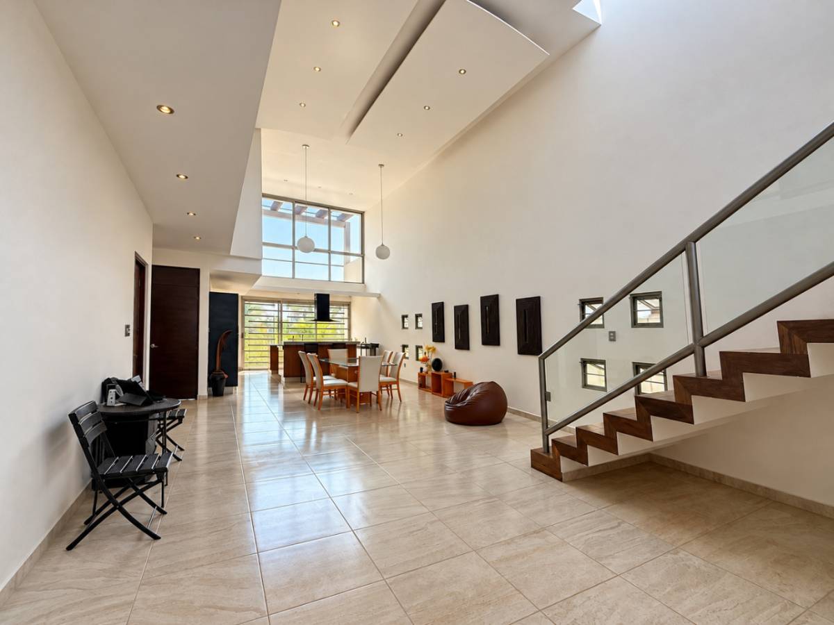 CASA EN EL NUEVO VERACRUZ  3 RECAMARAS,  JARDIN Y DE DOBLE ALTURA - Miniatura 2