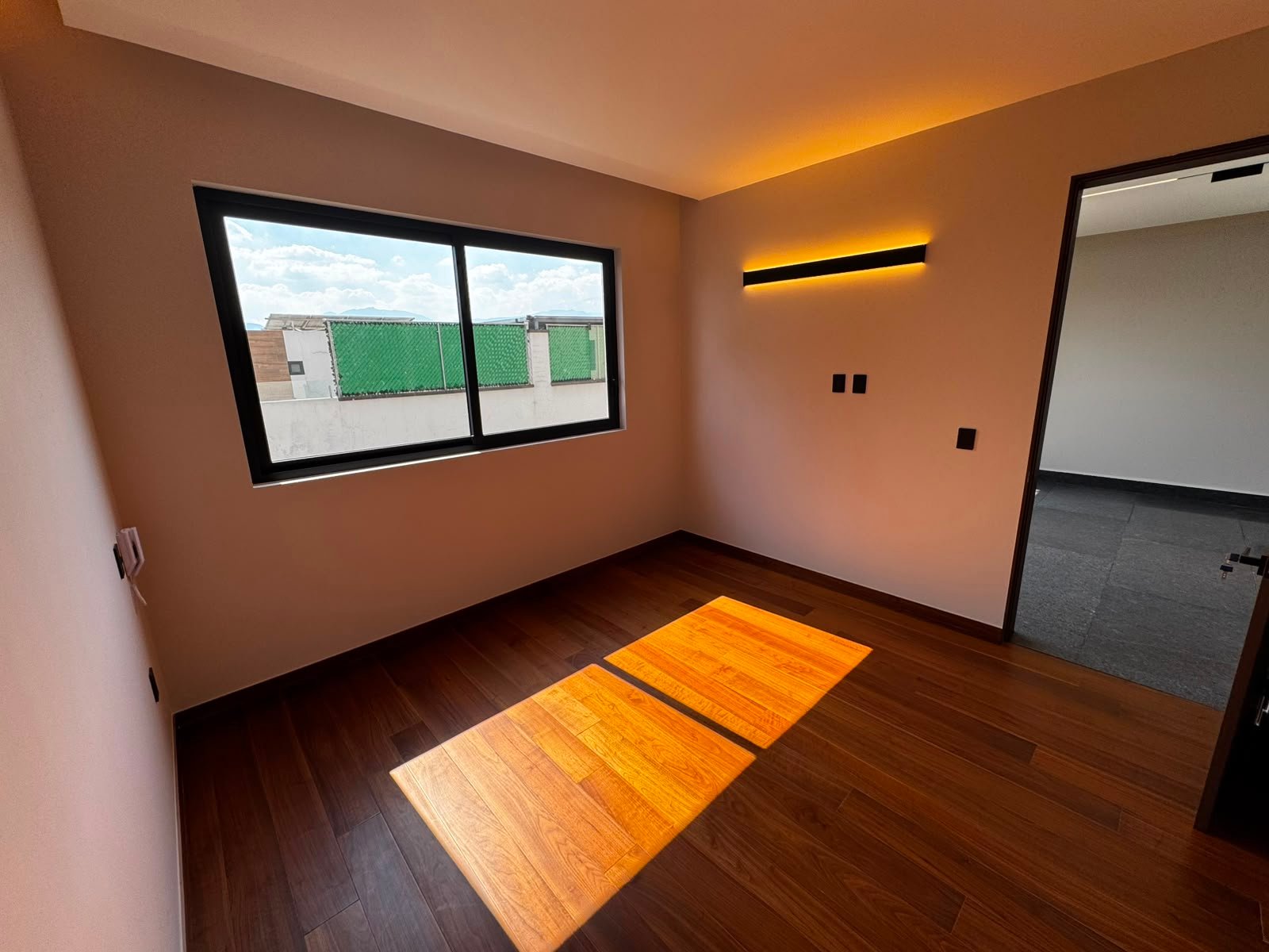 Espectacular Departamento Casi Nuevo en Las Águilas | 2 Rec, 3 Baños, 2 Estacionamientos - Miniatura 4