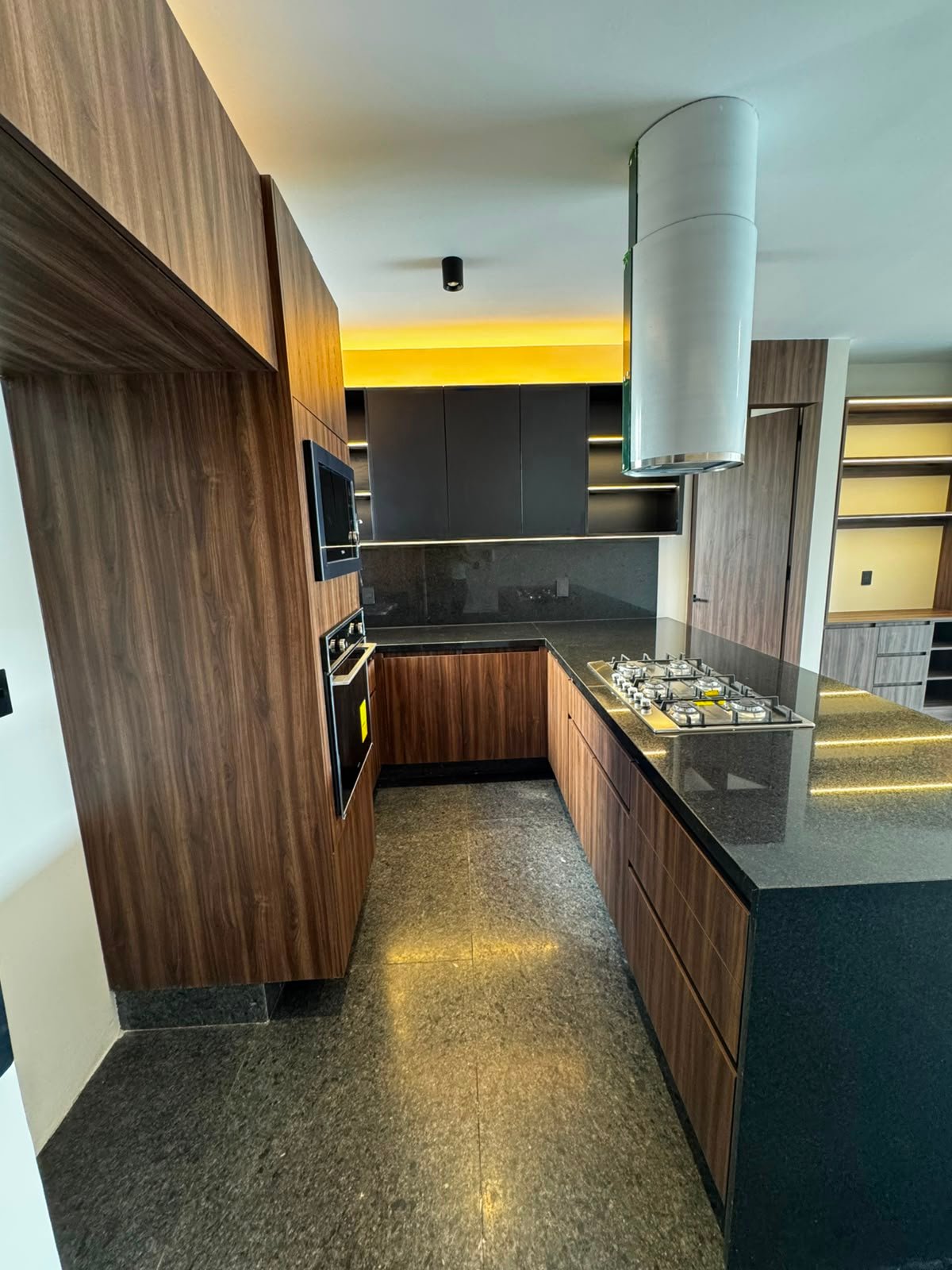 Espectacular Departamento Casi Nuevo en Las Águilas | 2 Rec, 3 Baños, 2 Estacionamientos - Miniatura 2