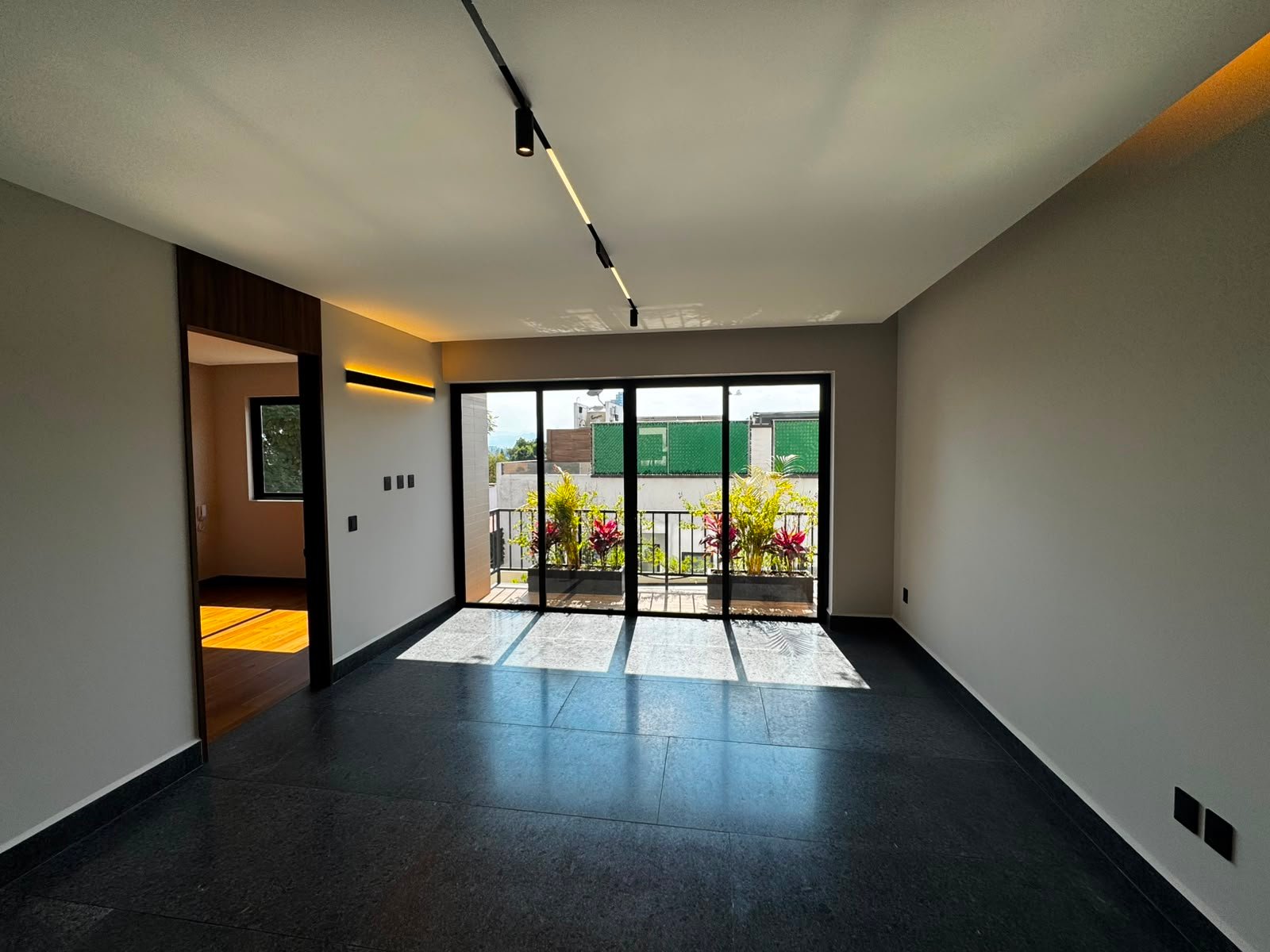Espectacular Departamento Casi Nuevo en Las Águilas | 2 Rec, 3 Baños, 2 Estacionamientos - Miniatura 3